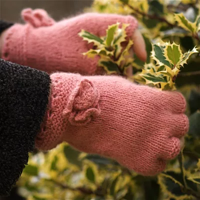 Angora 50 Flower Motif Fingerless Gloves Kit - Click Image to Close