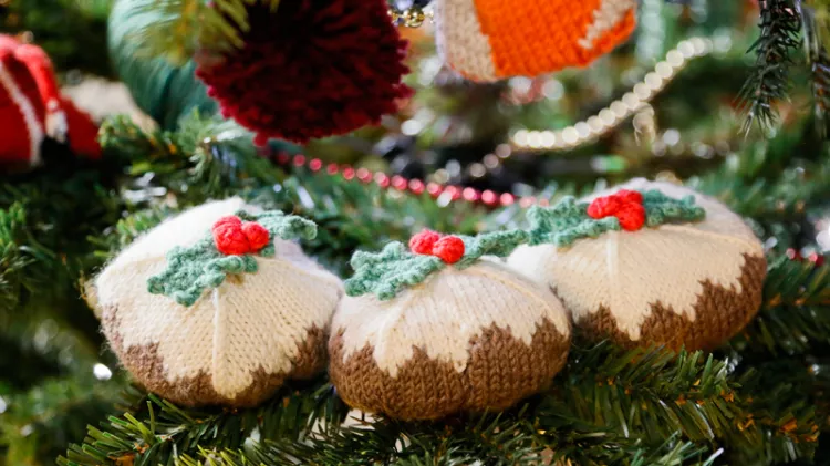 Juggling Christmas Puddings Knitting Kit - Click Image to Close