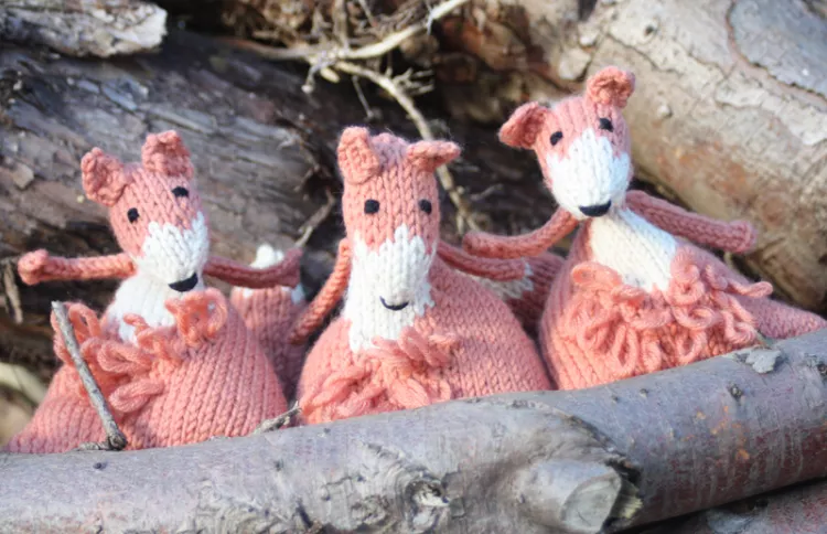 Juggling Foxes Knitting Kit - Click Image to Close