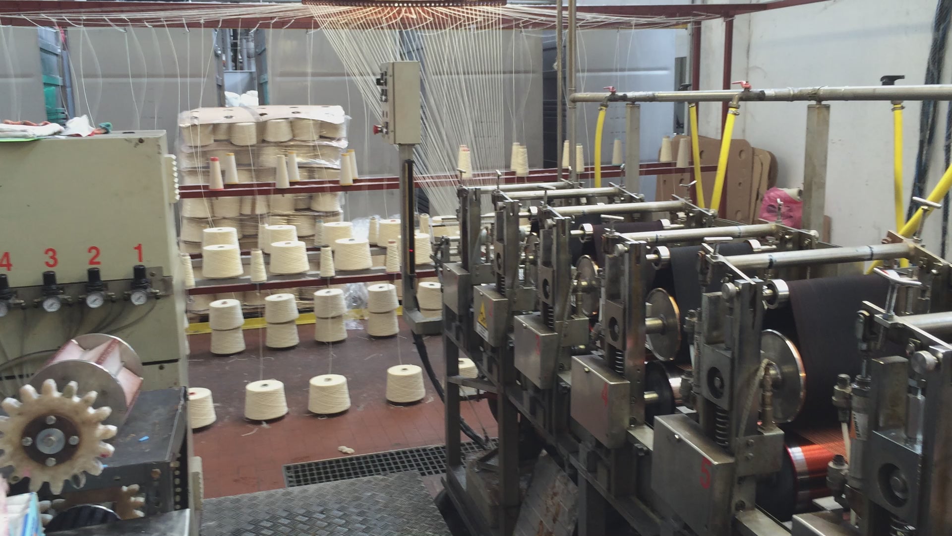 Video of yarn being dyed over rollers